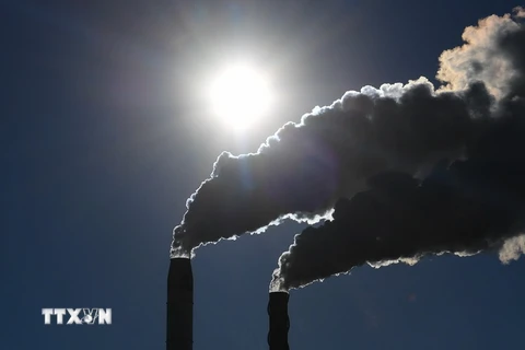 Nhà máy xả khí thải lên bầu trời ở Broadwater, New South Wales, Australia ngày 31/7/2017. (Nguồn: EPA/TTXVN)