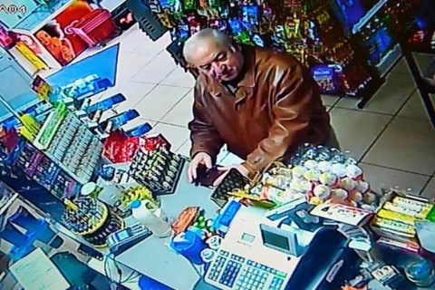 Ông Sergei Skripal mua đồ tại một cửa hàng ở Salisbury vài ngày trước khi nghi bị tấn công (Nguồn: AFP)