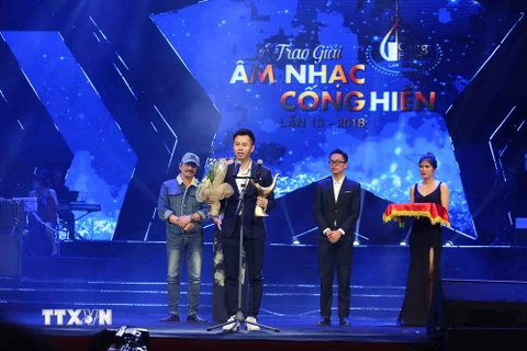 Nhạc sĩ Dương Cầm nhận giải đề cử Nhạc sĩ của năm. (Ảnh: Thành Đạt/TTXVN) 