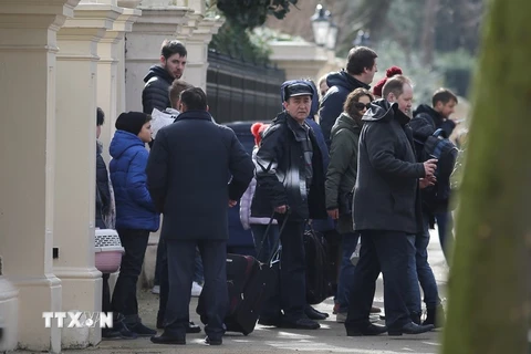  Các nhà ngoại giao Nga và gia đình rời Đại sứ quán Nga ở London, Anh ngày 20/3. (Nguồn: AFP/TTXVN)