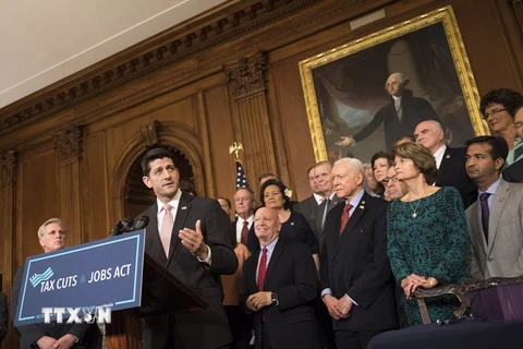 Chủ tịch Hạ viện Mỹ Paul Ryan (thứ 2, trái) phát biểu tại Washington DC. (Nguồn: UPI/Yonhap/TTXVN)