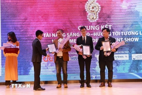 Đại diện Hội lưu học sinh Việt Nam tặng quà cho các nhà tài trợ. (Ảnh: Trung Kiên/TTXVN)