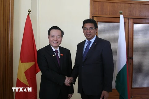 Phó Chủ tịch Quốc hội Phùng Quốc Hiển gặp Bộ trưởng Ngoại giao Madagascar Henry Rabary-Njaka. (Ảnh: Phi Hùng/TTXVN)
