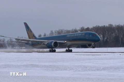 Máy bay Boeing 787-9 Dreamliner mang số hiệu VN - A 866 đang hạ cánh xuống sân bay Domodedovo ở thủ đô Moskva, LB Nga. (Ảnh Dương Trí/TTXVN)