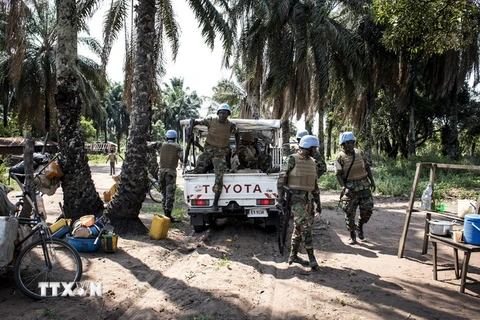 Binh sĩ thuộc MONUSCO làm nhiệm vụ tại khu vực Kamonia, một trong những nơi giao tranh ác liệt nhất ở Kasal, CHDC Congo ngày 24/10/2017. (Nguồn: AFP/TTXVN)