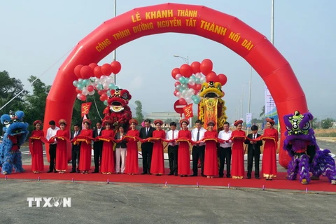 Cắt băng khánh thành đường Nguyễn Tất Thành nối dài. (Ảnh: Nguyễn Sơn/TTXVN)