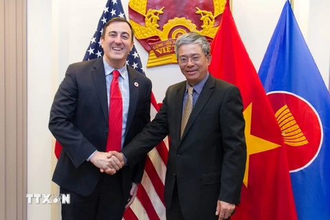  Đại sứ Việt Nam tại Hoa Kỳ Phạm Quang Vinh đã tiếp Phó Chủ tịch Hội Chữ thập đỏ Hoa Kỳ Jono Anzalone. (Ảnh: Đoàn Hùng/TTXVN)