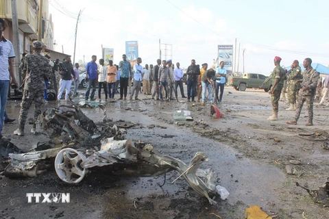 Hiện trường một vụ đánh bom xe tại Mogadishu. (Nguồn: THX/TTXVN)