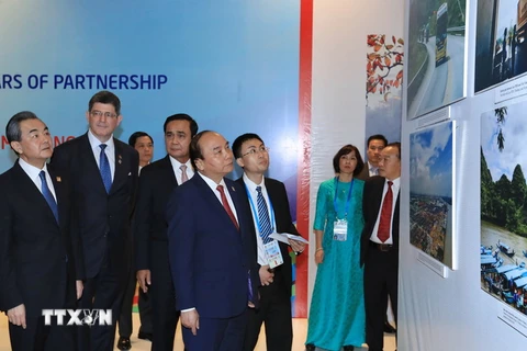 Thủ tướng Nguyễn Xuân Phúc, các Trưởng đoàn GMS và đại biểu tham quan triển lãm. (Ảnh: TTXVN)