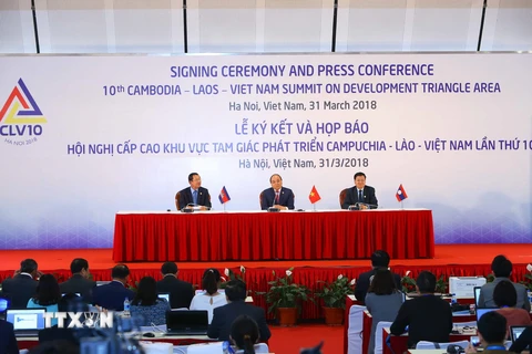 Ba Thủ tướng chủ trì họp báo thông báo kết quả Hội nghị Cấp cao CLV 10. (Ảnh: TTXVN)