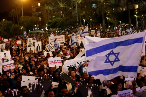 Biểu tình phản đối kế hoạch trục xuất người di cư châu Phi khỏi Tel Aviv, Israel ngày 24/3. (Nguồn: Reuters)