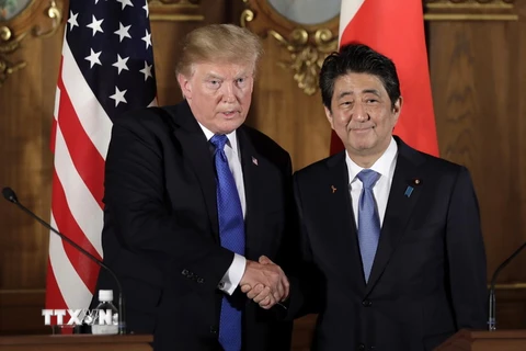 Tổng thống Mỹ Donald Trump (trái) và Thủ tướng Nhật Bản Shinzo Abe. (Nguồn: AFP/TTXVN) 