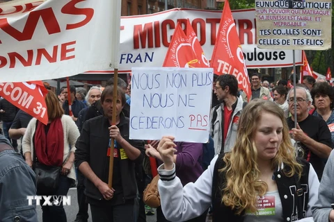 Người dân Pháp tham gia biểu tình phản đối dự luật cải cách lao động tại Toulouse ngày 17/5/2017. (Nguồn: AFP/TTXVN)