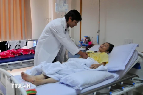 Bệnh nhân Phan Thị Kim P. đang được điều trị phục hồi chức năng tại Bệnh viện quốc tế Hoàn Mỹ (Đồng Nai). (Ảnh: Lê Xuân/TTXVN)