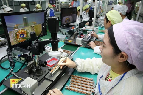  Công nhân làm việc trên dây chuyền sản xuất linh kiện xe ô tô tại nhà máy ở Hoài Bắc, thủ phủ tỉnh An Huy, Trung Quốc tháng 9/2017. (Nguồn: AFP/TTXVN)