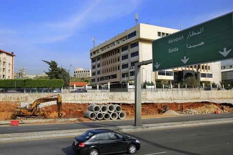 Công nhân xây dựng lắp đặt các đường ống dọc theo đường cao tốc sân bay ở Beirut, Liban. (Nguồn: AP)