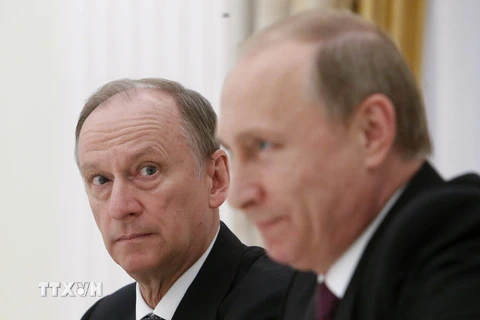  Thư ký Hội đồng An ninh Nga Nikolai Patrushev (trái) và Tổng thống Nga Vladimir Putin (phải) tại cuộc họp ở Moskva ngày 26/5/2015. (Nguồn: AFP/TTXVN)