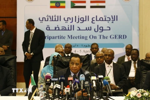  Ngoại trưởng Ibrahim Ghandour (giữa) tại vòng đàm phán ở Khartoum. (Nguồn: AFP/TTXVN)