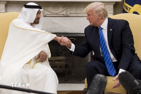 Tổng thống Mỹ Donald Trump (phải) và Hoàng Thái tử Abu Dhabi của Các Tiểu vương quốc Arab thống nhất (UAE), Mohammed bin Zayed (trái) trong cuộc gặp tại Nhà Trắng ở thủ đô Washington, DC, Mỹ ngày 15/5/2017. (Nguồn: AFP/TTXVN)
