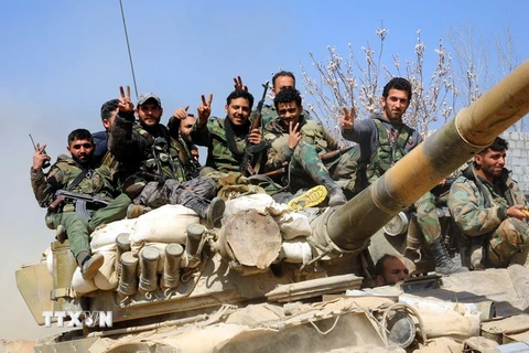  Binh sỹ quân đội Syria tiến vào Aftaris, Đông Ghouta ngày 12/3. (Nguồn: THX/TTXVN)