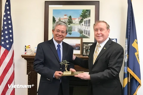 Giám đốc Học viện, Phó Đô đốc Hải quân Ronald Route tặng quà lưu niệm cho Đại sứ Phạm Quang Vinh. (Ảnh: Đoàn Hùng/Vietnam+)