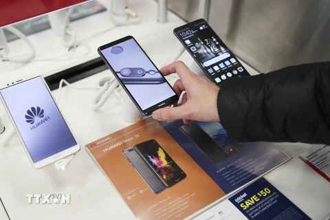 Điện thoại di động sản xuất tại Trung Quốc được bày bán tại cửa hàng ở New York, Mỹ ngày 22/3. (Nguồn: THX/TTXVN)