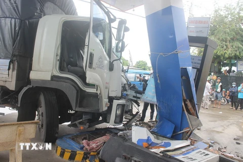  Hiện trường vụ tại nạn giao thông tại huyện Cam Lâm, tỉnh Khánh Hòa ngày 8/4. (Ảnh: Phan Sáu/TTXVN)
