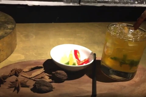 [Video] Độc đáo món cocktail nổi tiếng với hương vị... phở Việt 