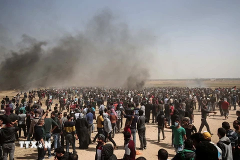 Người biểu tình Palestine trong cuộc xung đột với lực lượng an ninh Israel ở khu vực biên giới Gaza-Israel ngày 6/4. (Nguồn: AFP/TTXVN)