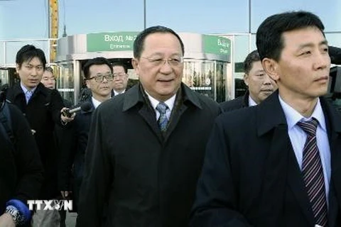  Bộ trưởng Ngoại giao Triều Tiên Ri Yong-ho (giữa) tới sân bay ở ngoại ô Moskva, Nga ngày 9/4. (Nguồn: Kyodo/TTXVN)