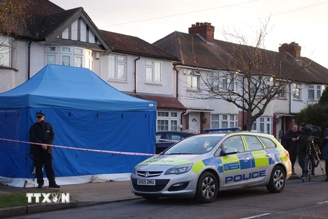 Cảnh sát điều tra tại khu vực nơi ở của doanh nhân người Nga Nikolai Glushkov tại London ngày 13/3. (Nguồn: AFP/TTXVN)