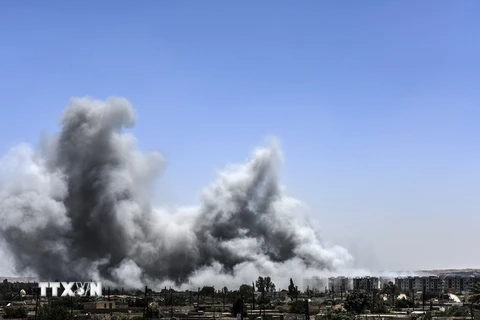 Khói bốc lên sau một cuộc không kích ở Raqa, Syria ngày 15/7/2017. (Nguồn: AFP/TTXVN.)
