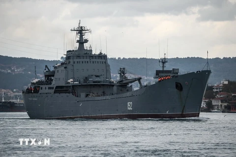 Tàu chiến của Nga qua eo biển Bosphorus, Thổ Nhĩ Kỳ ngày 18/10/2016. (Nguồn: AFP/TTXVN)