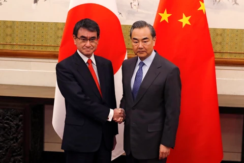 Ngoại trưởng Nhật Bản Taro Kono và Ngoại trưởng Trung Quốc Vương Nghị. (Nguồn: Reuters) 