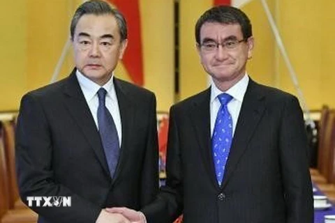  Ngoại trưởng Nhật Bản Taro Kono trong cuộc gặp với người đồng cấp Trung Quốc Vương Nghị. (Nguồn: Kyodo/TTXVN) 