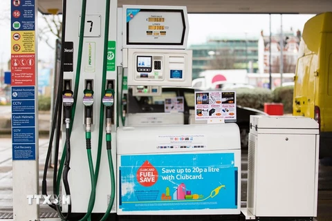  Một trạm bơm xăng ở London, London. (Nguồn: AFP/TTXVN)