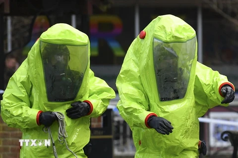 Các nhân viên cơ quan tình trạng khẩn cấp điều tra tại hiện trường vụ cựu điệp viên cùng con gái bị tấn công bằng chất độc ở Salisbury, Anh ngày 8/3. (Nguồn: AFP/TTXVN.