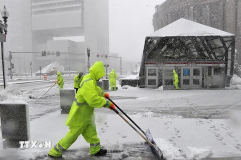  Công nhân dọn tuyết tại Boston, Massachusetts, Mỹ ngày 13/3. (Nguồn: AFP/TTXVN)