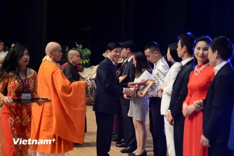 Đại sứ Việt Nam tại Nhật Bản Nguyễn Quốc Cường trao quà lưu niệm cho các nhà tài trợ buổi biểu diễn. (Ảnh: Thành Hữu/Vietnam+)