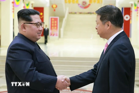 Nhà lãnh đạo Kim Jong Un (trái) và ông Tống Đào (phải) trong cuộc gặp tại Bình Nhưỡng ngày14/4. (Nguồn: Yonhap/TTXVN)