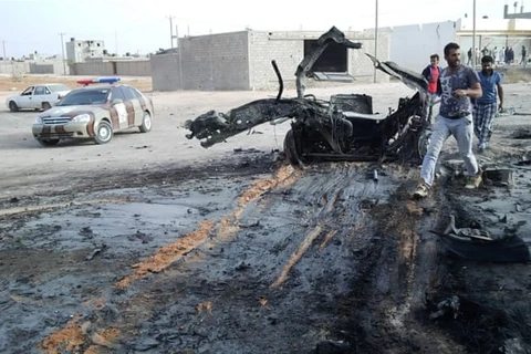 Hiện trường vụ đánh bom đoàn xe của Tướng Abdelrazak al-Nadhuri. (Nguồn: Reuters)