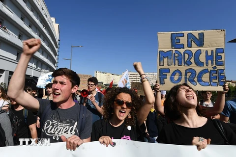 Sinh viên tham gia đình công ở Marseille, Pháp ngày 19/4. (Nguồn: AFP/TTXVN)