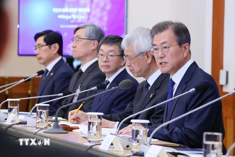 Tổng thống Hàn Quốc Moon Jae-in (phải) trong cuộc họp tại thủ đô Seoul ngày 18/4. (Nguồn: Yonhap/TTXVN)