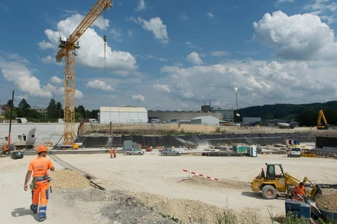 Trong năm 2014, các công nhân xây dựng đường cao tốc đã đi qua khoảng 120kg radium đổ xuống gần thành phố sản xuất đồng hồ Biel. (Nguồn: Keystone)