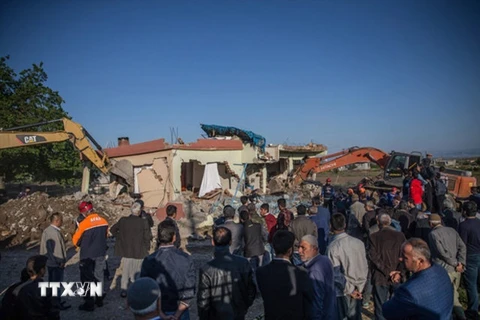 Lực lượng cứu hộ làm nhiệm vụ tại hiện trường đổ nát sau động đất ở Samsat, tỉnh Adıyaman, Thổ Nhĩ Kỳ ngày 24/4. (Nguồn: Hurriyet Dailynews/TTXVN)