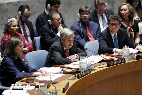 Tổng Thư ký Liên hợp quốc Antonio Guterres (giữa) trong một cuộc họp của Hội đồng Bảo an LHQ. (Nguồn: THX/TTXVN)