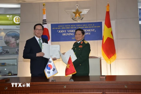 Bộ trưởng Quốc phòng Ngô Xuân Lịch và Bộ trưởng Quốc phòng Hàn Quốc Song Young-moo ký Tuyên bố tầm nhìn chung về hợp tác quốc phòng đến năm 2030. (Ảnh: Mạnh Hùng/TTXVN)