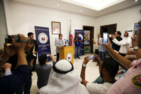 Đại sứ Renato Villa phát biểu trong một cuộc họp báo tại Đại sứ quán Philippines ở Kuwait ngày 21/4. (Nguồn: AFP)