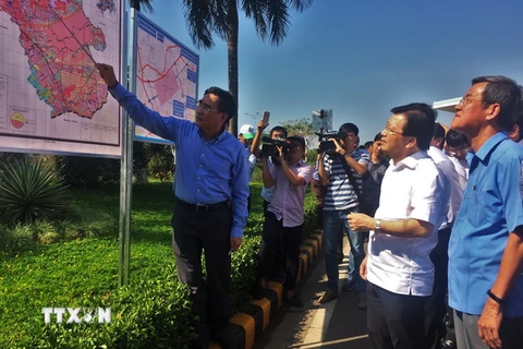 Phó Thủ tướng Trịnh Đình Dũng nghe giới thiệu về Dự án Sân bay Long Thành. (Ảnh: Công Phong/TTXVN)