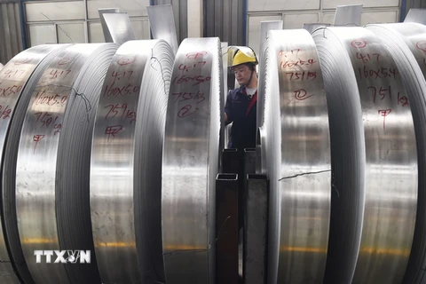  Sản phẩm nhôm cuộn tại một nhà máy ở Sơn Đông, Trung Quốc. (AFP/TTXVN)